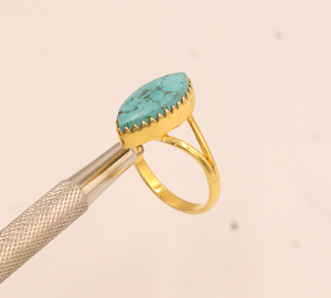 Bague Shree Jaipur en argent pour femme, améthyste naturelle taille marquise, sertie clos classique, bande fendue, plaqué or 18 carats, argent sterling 925 - Product Image 1