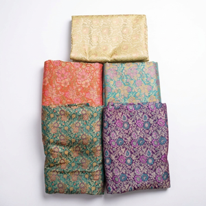 Tissu de soie brocart élégant avec de riches motifs tissés et un aspect luxueux, idéal pour les vêtements, les accessoires de mode, la décoration et l'artisanat. - Product Image 1