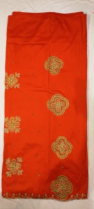 El clásico y lujoso George Wrapper con encanto étnico, adornado con pedrería sobre tela de tafetán de seda con motivos florales, ideal para ocasiones especiales. - Product Image 3