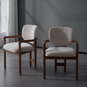 Juego de 2 Sillas de Comedor Tapizadas en Beige con Brazos, Capacidad de Peso de 300 LBS, Asientos con Detalles en Madera de Caucho y Cubierta de Tela - Product Image 2