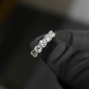 Anillo de Eternidad Redondo para Mujer con Cinco Diamantes Cultivados en Laboratorio de 0.40ct Cada Uno, Color D, Oro Blanco de 14K, Certificado IGI - Product Image 5