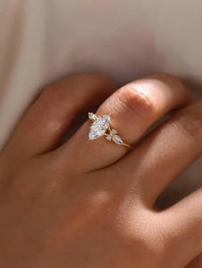 Anillo de compromiso con diamante talla marquesa, conjunto de anillos de boda en forma de V para mujer, anillo nupcial minimalista con diamantes en forma de hoja, joyería personalizada - Product Image 3