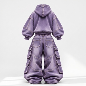 Conjunto de Sudadera con Capucha de Mezclilla Lavada Morada y Jeans Cargo Holgados para Mujer, Estilo Urbano Oversize con Estampado de Texto, Fabricante Mayorista Personalizado - Product Image 3