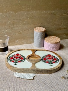 Plateau en bois artisanal de Bordeaux avec coupelle en laiton, finition polie, taille personnalisable pour les collations de fêtes - Product Image 6