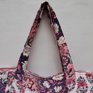 Bolso Tote Acolchado de Algodón Indio con Estampado de Bloques y Diseño Animal Vintage de Channi Textiles, Ideal para la Playa, Viajes y Salidas de Fin de Semana - Product Image 5