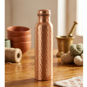 Ensemble de carafes et de bouteilles en cuivre martelé artisanal pour hôtel et spa de luxe, élégantes et métalliques - Product Image 5