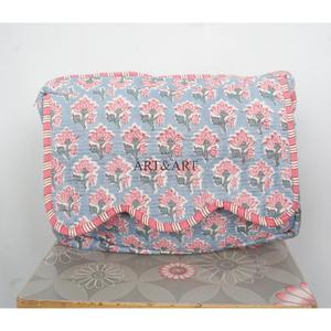 กระเป๋าใส่เครื่องสำอางแบบเย็บลายผ้าฝ้ายออร์แกนิค 100%  ลายพิมพ์ดอกไม้สีน้ำเงินแบบแฮนด์บล็อก  ขนาดกลาง เหมาะสำหรับการเดินทาง - Product Image 1