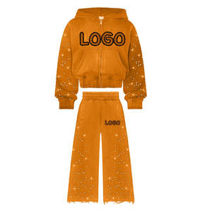 Conjunto Deportivo de Dos Piezas para Hombre, Color Naranja con Pedrería, Sudadera Corta con Cierre Completo y Pantalones Deportivos Anchos, Ropa Casual Urbana y Deportiva - Product Image 1
