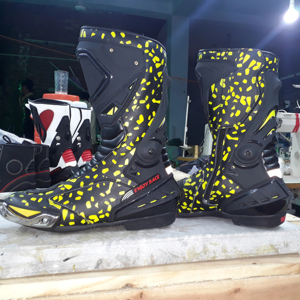 Botas de moto de diseño personalizado, botas de carreras perfectas, zapatos de motocross de cuero estampado, par. - Product Image 3