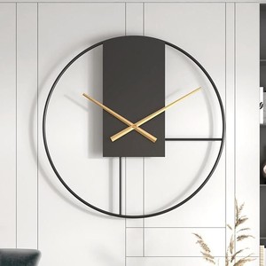 Reloj de Pared Moderno con Diseño de Rayos de Sol, Centro Dorado y Radios Metálicos Multicolores para Sala de Estar de Estilo Contemporáneo - Product Image 6