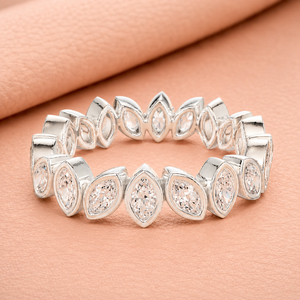 Anillo de Eternidad con Diamantes en Bisel Marquise Monarch en Oro Amarillo, Oro Blanco y Oro Rosa, Anillo de Novia Apilable de Lujo - Product Image 2