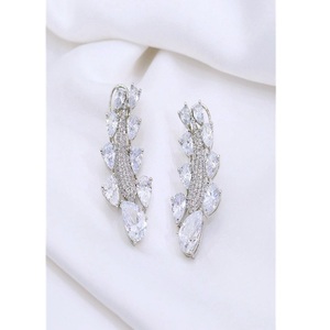 Pendientes de Zirconia Plateados en Plata de Ley de Alta Calidad, Elegantes y Modernos, para Mujer, Ideales para Fiestas y Eventos Nocturnos, Colección de Moda - Product Image 1