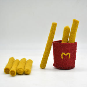 Jouet alimentaire factice en feutre de laine douce pour enfants, frites, pour jeu d'intérieur Montessori - Fait main au Népal - Product Image 1