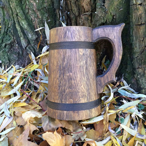 Chope à bière en bois bicolore - Product Image 1