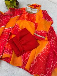 ช้อปเลย! ชุดเดรส Anarkali ดีไซน์เนอร์สไตล์คุณหนูกูร์ราตีลายพิมพ์ Bandhani สีสันสวยงาม คอทรงโอ พร้อมผ้าคลุมไหล่ - Product Image 4