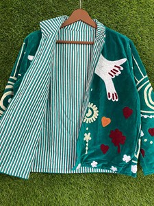 เสื้อแจ็คเก็ตปักลายศิลปะพื้นบ้านกำมะหยี่สีเขียวอมฟ้าสำหรับผู้หญิง ตกแต่งด้วยลายนกพิราบสีขาว คอตั้ง สไตล์โบโฮ เหมาะสำหรับงานเทศกาล - Product Image 5