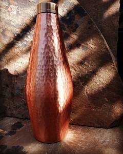 Bouteille d'eau en cuivre pur de haute qualité 99,9 %, martelée à la main, fabriquée à la main en cuivre et laiton 100 % recyclés, avec bouchon. - Product Image 2