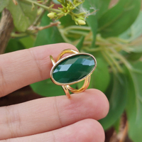 Bague ajustable unisexe en laiton plaqué or 18 carats avec double bande et pierre précieuse ovale en onyx vert et noir taillé en chevron, vente en gros