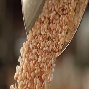 เมล็ดงาดิบพรีเมียม ปอกเปลือก สะอาด 99.9% ความชื้น 5% อายุการเก็บรักษา 24 เดือน บรรจุภัณฑ์แบบตู้คอนเทนเนอร์ - Product Image 1