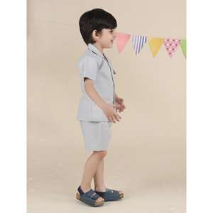 Conjunto de dos piezas Polka Tots de manga corta en color gris. - Product Image 3