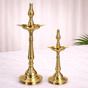 Ensemble de lampes à huile traditionnelles artisanales Kerala Nilavilakku en laiton antique à motif paon (2 tailles) avec support de sol pour Diya - Product Image 1
