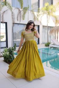 Colección de Vestidos de Diseño Elegantes en Dos Tonos, Amarillo Mostaza y Rojo Clásico, Largos hasta el Suelo, Estilo Étnico - Product Image 1