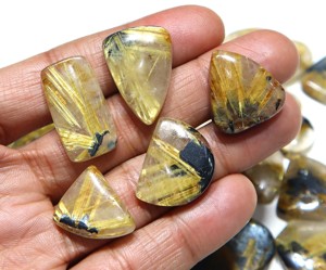 ควอตซ์รูไทล์สีทองธรรมชาติแบบขายส่ง พลอยคาโบชอง ควอตซ์รูไทล์เนื้อเรียบสวยงาม สำหรับทำเครื่องประดับ - Product Image 3