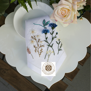 Flores silvestres bordadas sobre lino natural, que celebran la delicada belleza botánica y aportan frescura a la mesa. - Product Image 1