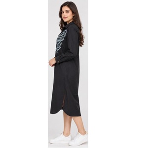 Robe chemise oversize au design unique avec broderie papillon, robe tunique à manches longues tendance avec fentes latérales, disponible à la vente - Product Image 3