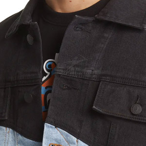 Veste en jean sur mesure avec surface lisse, construction durable, poches pratiques et coupe confortable - Product Image 5