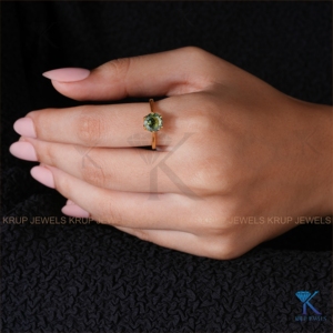 แหวนหมั้นเพชรเม็ดเดี่ยวทรงตัดแบบโปรตุเกส สีเขียว ผลิตในห้องปฏิบัติการ ตัวเรือนทองคำแท้สีเหลือง ดีไซน์ทรงดอกทิวลิป เครื่องประดับชั้นดีสำหรับผู้หญิง - Product Image 4