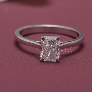 Bague de fiançailles et de mariage solitaire en diamant taille radiant certifié IGI en or 18 carats - Product Image 1