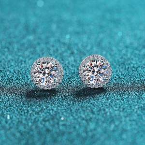 Boucles d'oreilles clous en argent 925 plaqué rhodium avec moissanite taillée, fermeture sécurisée à bouton-poussoir, unisexe, pour fiançailles et anniversaire - Product Image 4