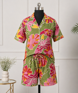 Conjunto de Pijama de Algodón con Estampado Artesanal para Mujer - Conjunto de Shorts de Verano con Estampado Floral - Ropa de Dormir Transpirable en Verde - Product Image 1