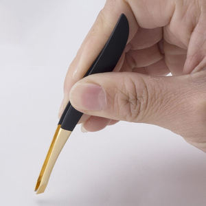 MAHFOOZ INSTRUMENTS Pinza Profesional de Acero Inoxidable para Depilación de Cejas, Color Dorado, Herramienta de Belleza y Maquillaje para Mujer - Product Image 5