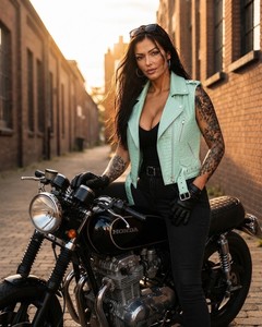 Leather Spot 2026 Gilet de motard en cuir personnalisé effet crocodile, style motard premium, coupe ajustée vintage, pour femme - Product Image 1