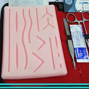 Kit d'entraînement à la suture pour étudiants en médecine, comprenant un grand coussin en silicone, des fils de suture, un kit d'outils, une planche à nœuds et un cours vidéo sur la suture - Product Image 5