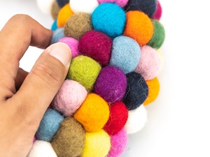 Guirnalda de Bolas de Fieltro y Lana, Bolas de Fieltro Multicolores Hechas a Mano, Decoraciones Navideñas para Puerta, Certificación de Comercio Justo, Nepal - Product Image 4