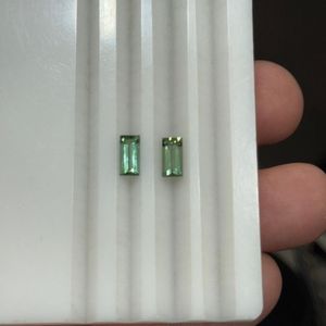 Paire de tourmalines vert menthe naturelles de qualité supérieure, taille baguette, 3 carats, pureté loupe, qualité AAAA, provenance Madagascar, qualité bijoux fins, pierres précieuses - Product Image 1