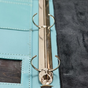 Portafolio de Cuero de Lujo con Grabado en Relieve, Diseño Moderno con Incrustaciones de Piel de Vaca y Borde Verde Azulado, Impermeable, con Accesorios de Alta Calidad - Product Image 2