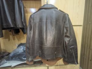 Veste en cuir de vachette de haute qualité, design personnalisé haut de gamme, style moderne, col rabattu, fermeture éclair, type bomber. - Product Image 3
