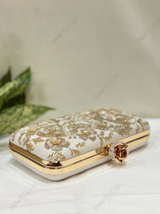 กระเป๋าคลัทช์ปักลายพฤกษศาสตร์สีงาช้างพร้อมตัวล็อคแบบนกสีทอง กระเป๋าถือหรูหราสำหรับงานแต่งงานและงานกลางคืน เหมาะสำหรับเจ้าสาวและร้านค้าปลีก - Product Image 2