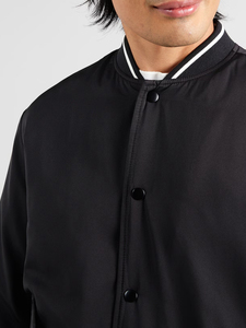 Blouson Bomber Léger Homme Personnalisé en Gros, Imperméable, en Nylon Noir, Coupe-Vent, avec Boutons Pression et Poches à Rabat, Style Techwear - Product Image 4