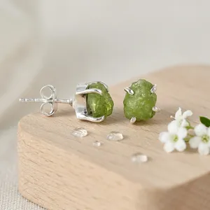 Boucles d'oreilles clous en argent 925 avec péridot naturel, sertissage griffe, style minimaliste, pour usage quotidien, bijoux pour femme - Product Image 3