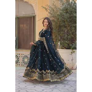 Robe trapèze de créateur faite à la main avec tissu en organza brodé, taille empire et dupatta et bas de robe ornés de sequins - Product Image 2