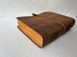 Diario de Cuero Ecológico Hecho a Mano Estilo Vintage con Tapa Grabada y Borde Irregular, Cuaderno Rústico Clásico para Viajes, Escritura y Dibujo - Product Image 2