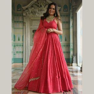 Lehenga Choli élégant en georgette rose brodé de paillettes, avec dupatta en organza et dentelle perlée, semi-couture, par Royal Export - Product Image 1