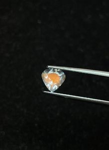 Piedra lunar arcoíris multifacética natural con corte en forma de corazón. - Product Image 1
