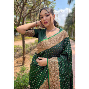 Sari en soie Katan Banarasi vert foncé tissé avec des fils Zari, vêtements indiens et pakistanais par Elite Weaves - Product Image 2