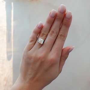 Anillo de compromiso de oro macizo de 14k y 18k con diamante de laboratorio de 2 quilates talla Asscher, solitario de medio bisel de 1.7mm, joyería de uso diario al por mayor - Product Image 2